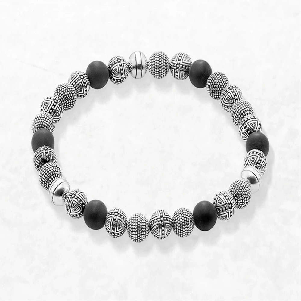 Bracelet perles noires et argent motifs géométriques – style élégant pour homme