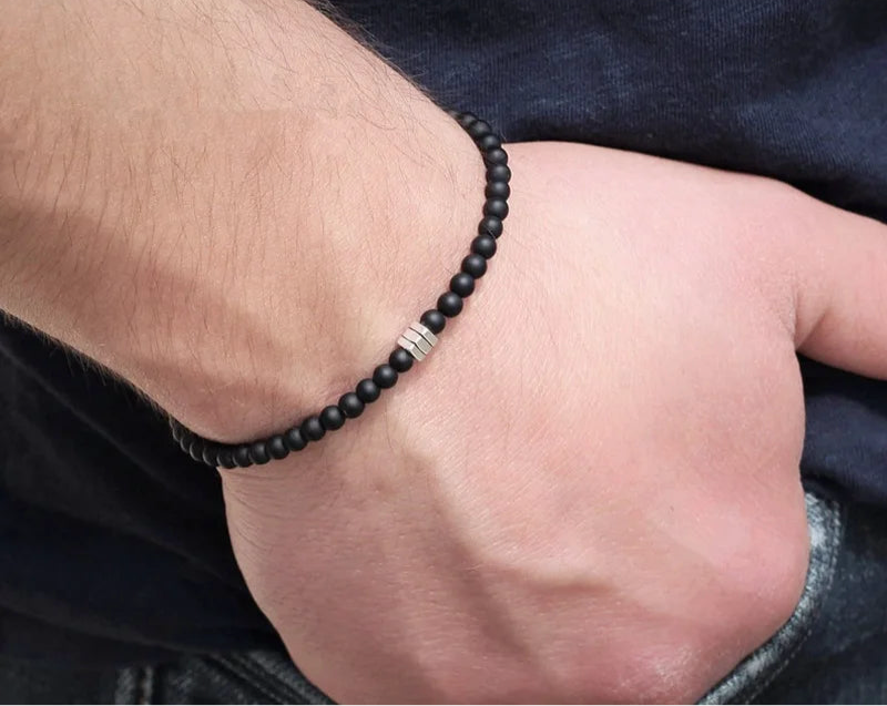 Bracelet homme perles noires avec croix – style discret porter