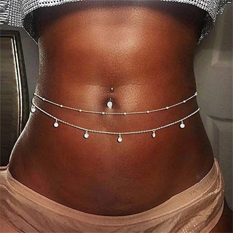 Chaîne de taille argentée double couche avec strass portée avec bikini