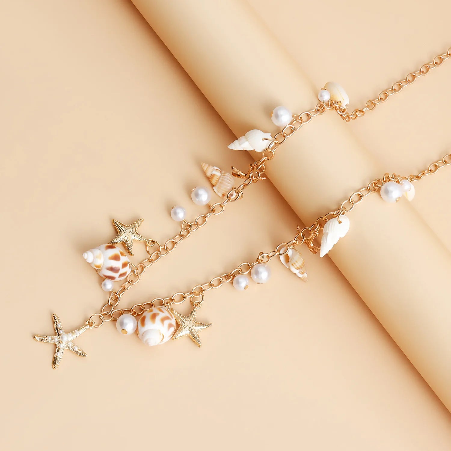 Gros plan de la chaîne de taille bohème décorée de coquillages et perles