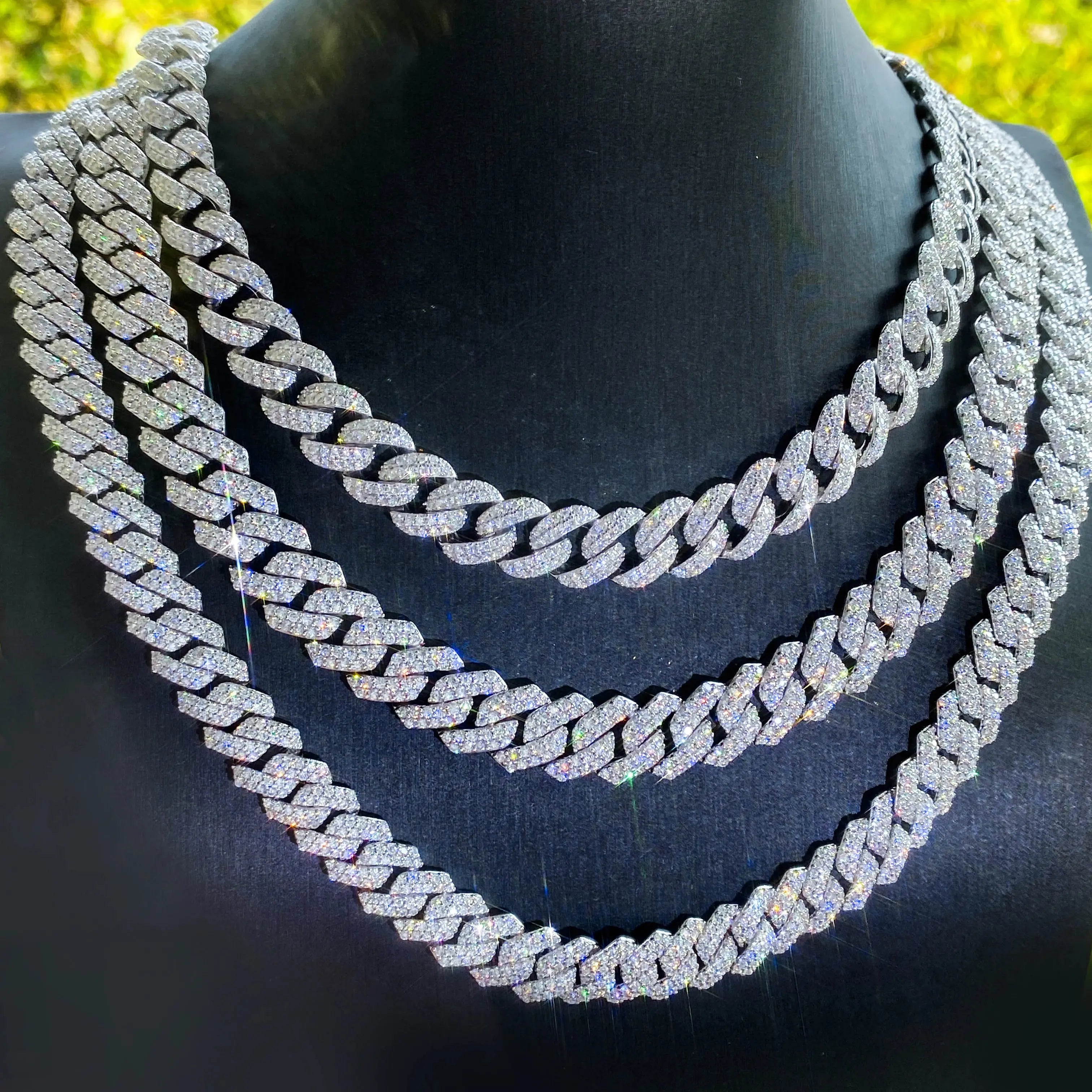 Collier cubain hiphop porté – style luxe urbain