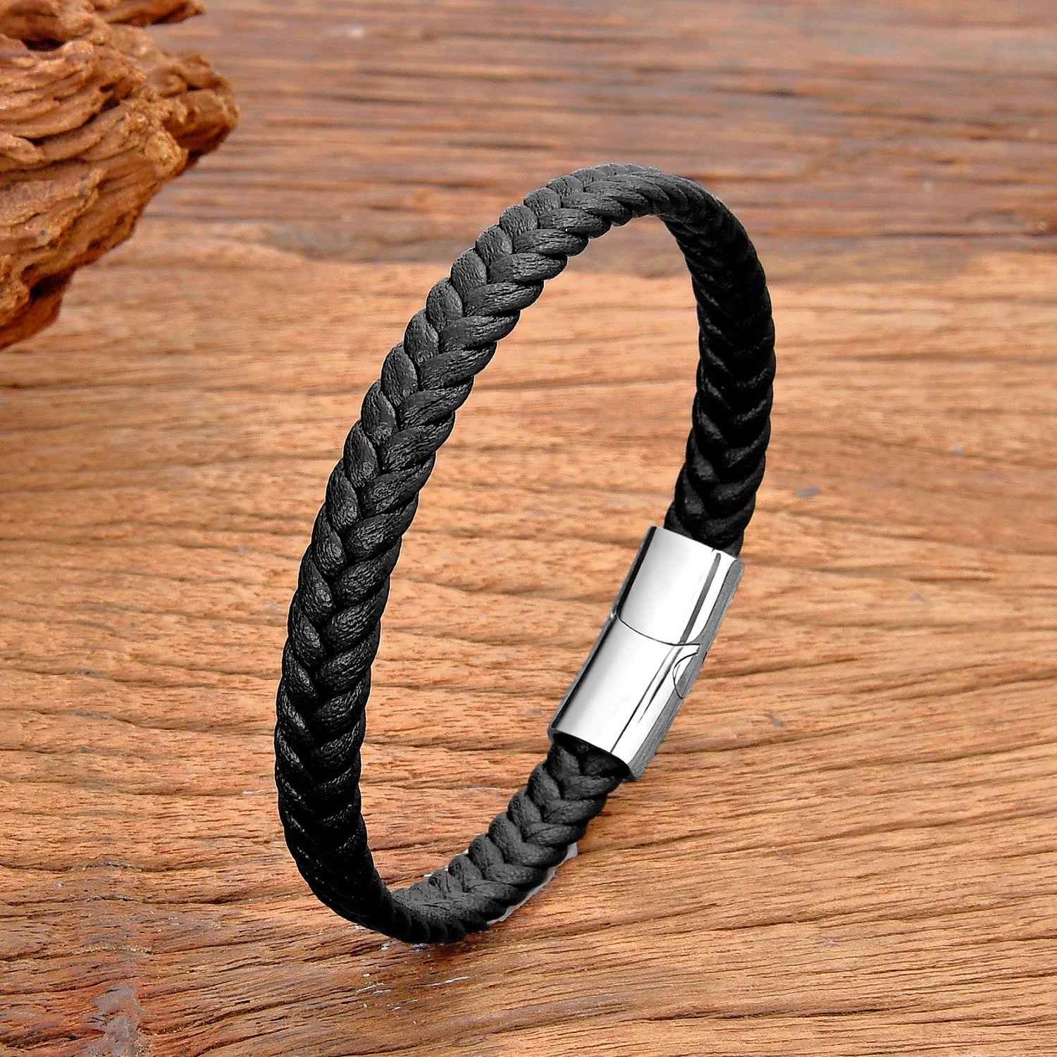 Pulsera de cuero trenzado mixto con cierre magnético de acero inoxidable. Un elegante regalo unisex.