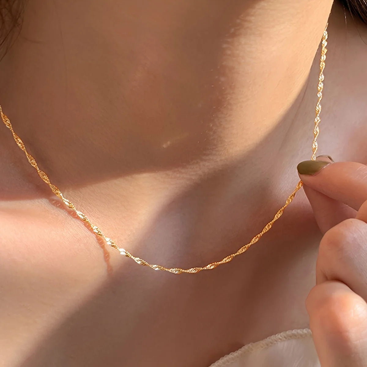 Collier fin doré en acier inoxydable pour femme – style clavicule élégant