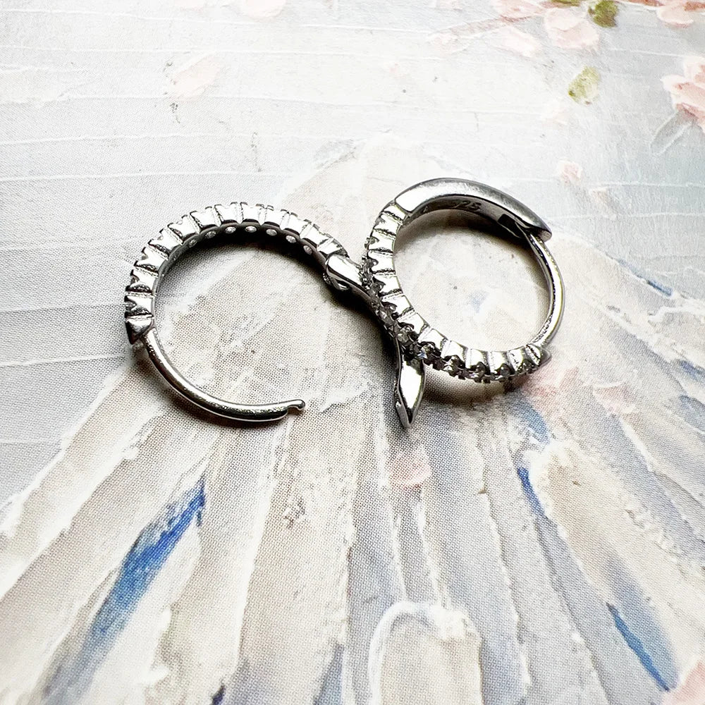 Boucles d’Oreilles Créoles en Argent 925 – Pierres Blanches Éclatantes, Cadeau Élégant pour Femme