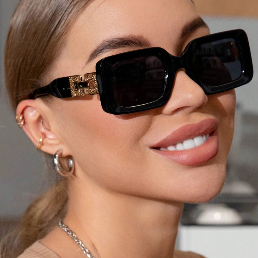Lunettes de Soleil Carrées Noires – Style Luxe avec Branches Dorées