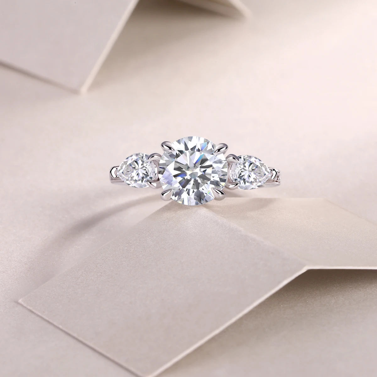 Gros plan bague trois pierres diamant certifiée GRA
